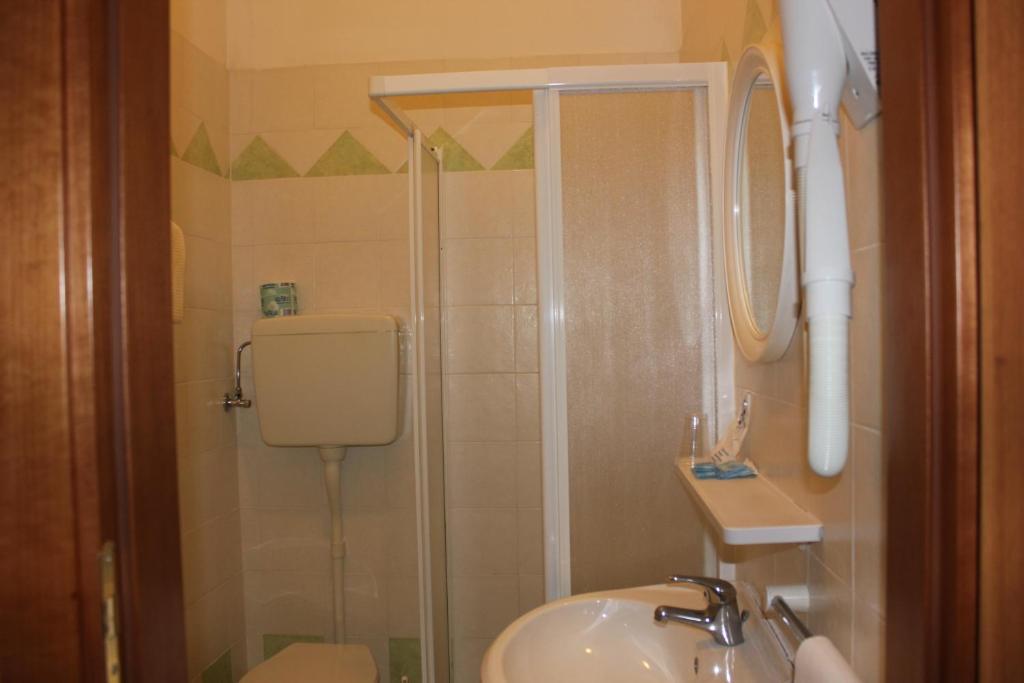 Hotel Monaco - Parcheggio Incluso Min 2 Gg Μιλάνο Μαριτίμα Δωμάτιο φωτογραφία